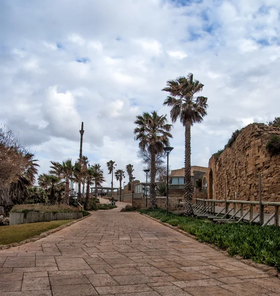 Ruins of the ancient Romanian harbor, Caesarea, Israel . — Stock Photo, Image
