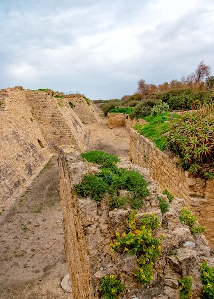 Ερείπια του αρχαίου λιμανιού της Ρουμανίας, Καισάρεια, Ισραήλ . — Φωτογραφία Αρχείου