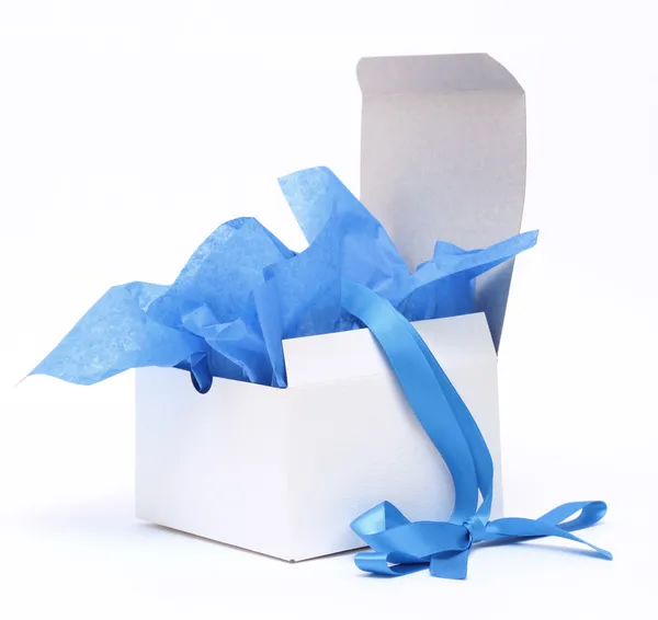Bílé krabičky s modrou stužkou — Stock fotografie