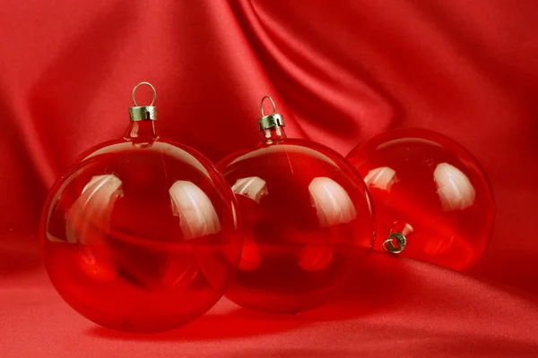 Três ornamentos de cristal vermelho — Fotografia de Stock