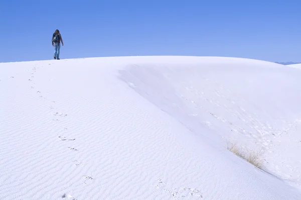 Человек идет по белым пескам — стоковое фото
