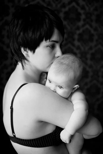 Madre e bebé abrazo tranquilo y gentil — Foto de Stock