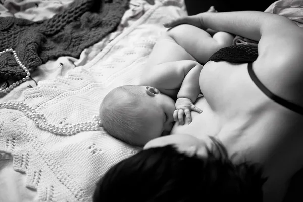 유아는 어머니의 가슴에서 먹으십시오 — 스톡 사진