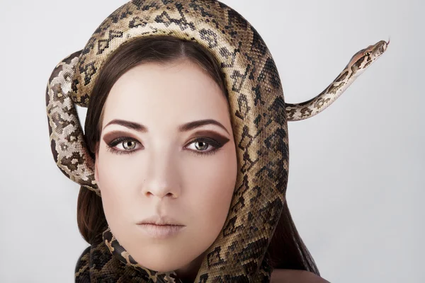 Belle fille brune avec un serpent autour de la tête — Photo