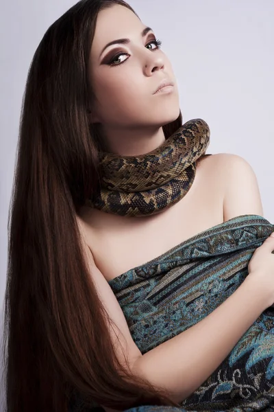 Piękna brunetka dziewczynka z węża wokół szyi — Zdjęcie stockowe