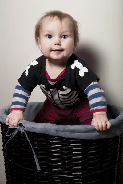 Милый маленький мальчик в корзине — стоковое фото