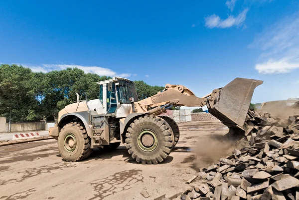 Bulldozer at work shifts of cast iron — Stock Photo, Image