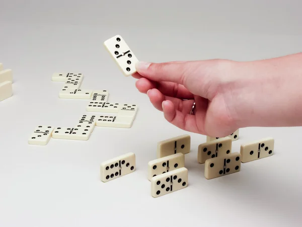 Hand med domino — Stockfoto