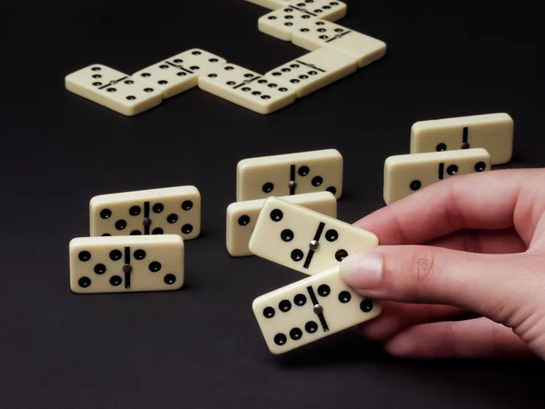Hand med domino — Stockfoto