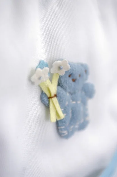 Teddy urso pelúcia tecido fundo com grampo e flores — Fotografia de Stock