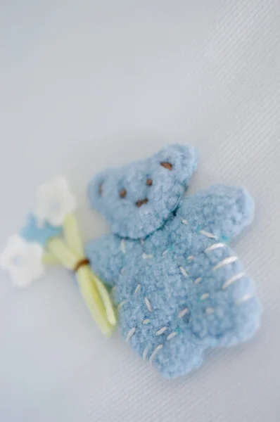 Teddy bear plush fabric background with staple and flowers — Stock Photo, Image