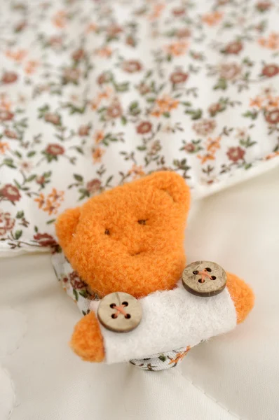 Teddy bear pluche stof achtergrond met nieten en bloemen — Stockfoto