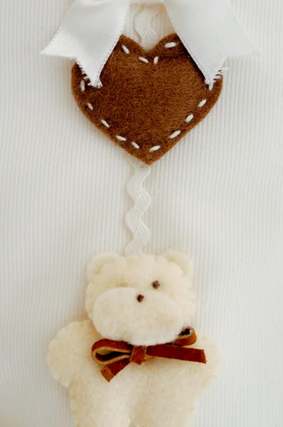 Teddy urso pelúcia tecido fundo sagacidade coração — Fotografia de Stock