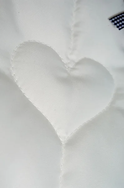 Latar belakang kain plush jantung dengan staple — Stok Foto