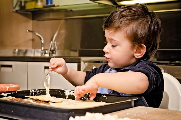 Küçük çocuk yemek hazırlar Telifsiz Stok Imajlar