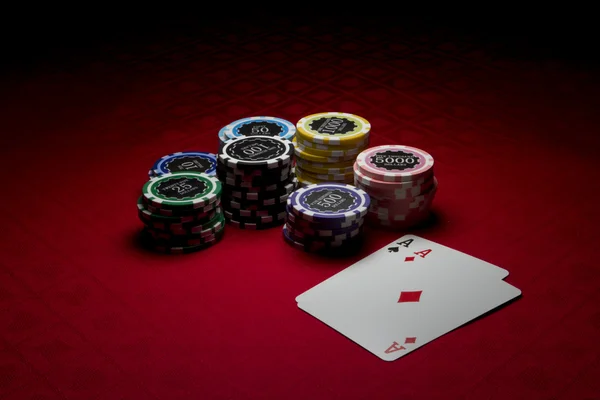 Fichas de poker e 2 ases — Fotografia de Stock