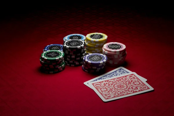 Fichas de poker e duas cartas — Fotografia de Stock
