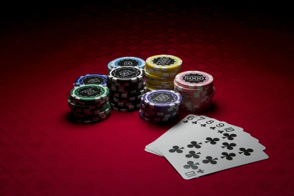 Fichas de poker e um straight flush — Fotografia de Stock