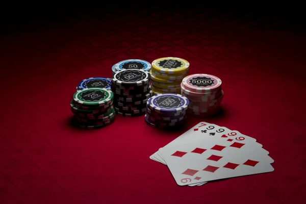 Fichas de poker e quatro de um tipo — Fotografia de Stock