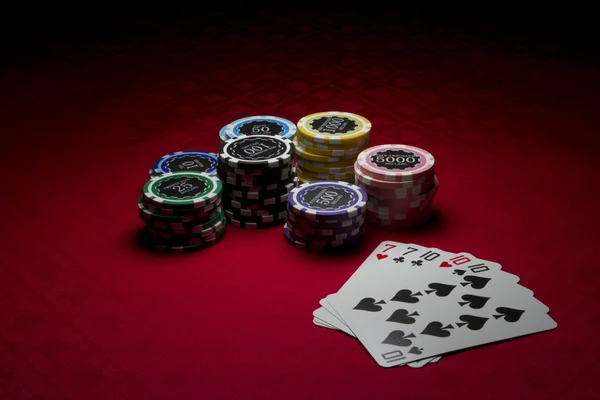 Chips di poker e un full house Foto Stock Royalty Free