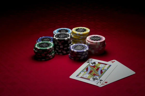 Pokerchips und Black Jack Stockbild