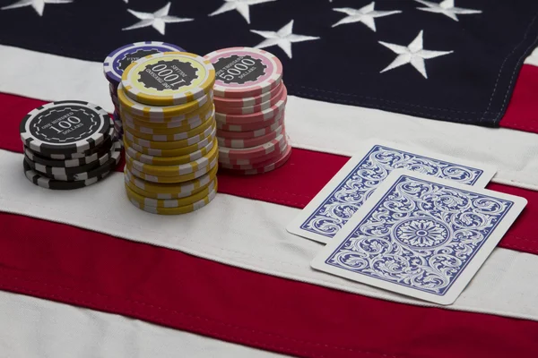 Bandeira dos EUA com fichas de poker e cartões — Fotografia de Stock
