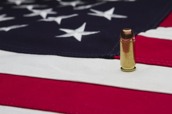 Bandera de Estados Unidos y una sola bala —  Fotos de Stock