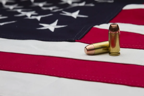 Bandera de Estados Unidos y dos balas —  Fotos de Stock
