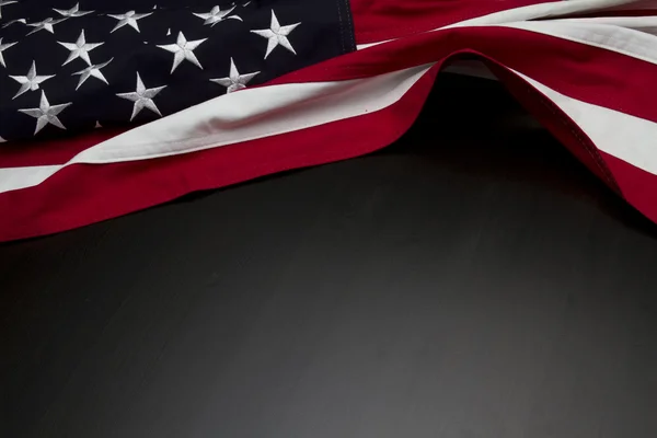 Bandiera USA su superficie di legno scuro Foto Stock Royalty Free
