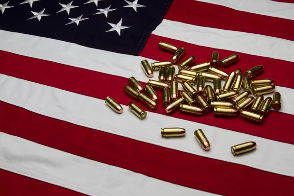 Us-Fahne mit Kugeln / Munition Stockbild