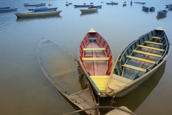 Bateaux liés dans des couleurs contraires — Photo