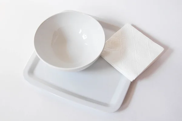 Λευκά πιάτα σε λευκό φόντο — Φωτογραφία Αρχείου