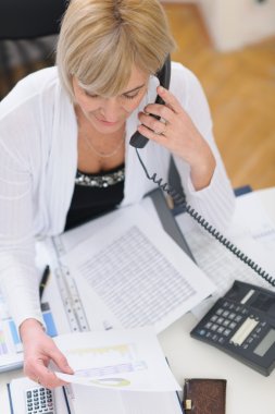 telefon görüşmesi kıdemli bir iş kadını. Üstten Görünüm