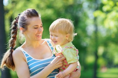 mutlu anne gıdıklama bebek dışında