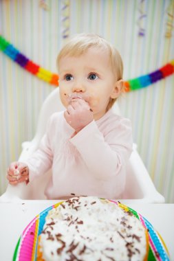 lekeli bebek doğum günü pastası yemek yemek