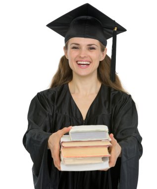 kitap yığını vererek mezun kız öğrenci