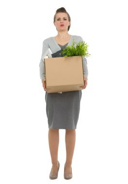 yorgun kadın çalışanın kişisel eşyalar ile kutu sürükleme