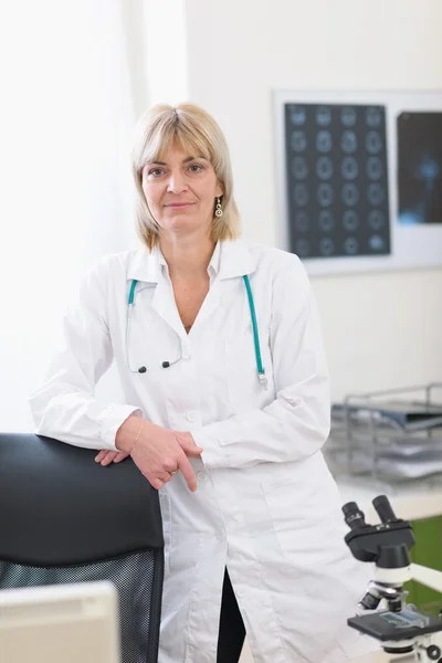 Portret van middelbare leeftijd arts vrouw in laboratorium — Stockfoto