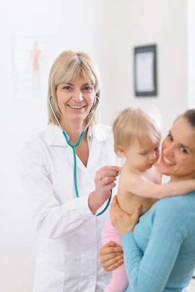Middelbare leeftijd pediatrische arts onderzoeken baby met behulp van stethoscoop — Stockfoto