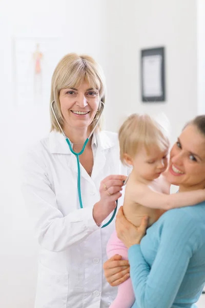 Médecin pédiatrique d'âge moyen examiner bébé à l'aide stéthoscope — Photo