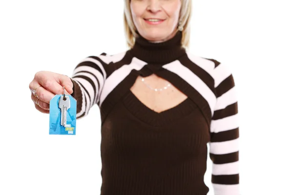 Közelkép a kulcs ingatlanügynök nő kezedben — Stock Fotó
