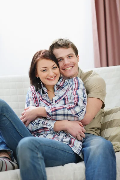 Glückliches junges Paar genießt die gemeinsame Zeit — Stockfoto