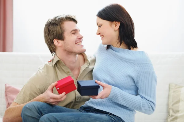Romantic couple exchanging presents — Stockfoto