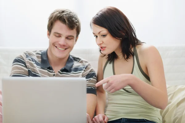 Kız erkek arkadaşına bir şey laptop içinde gösterilen — Stok fotoğraf