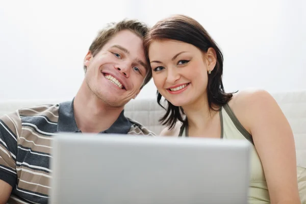 用的笔记本电脑对年轻夫妇的肖像 — 图库照片