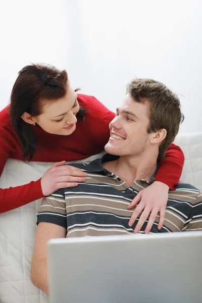 Menina chamando a atenção do namorado do laptop para si mesma — Fotografia de Stock
