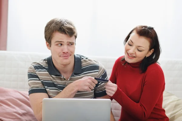 Молодой человек боится дать кредитку своей девушке — стоковое фото