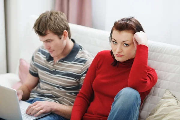 Girl frustrated that boyfriend spending lot of time at laptop — Stock Photo, Image