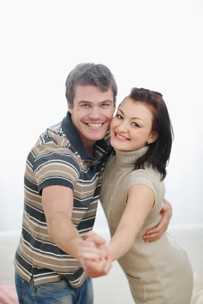 Glückliches Paar tanzt zu Hause — Stockfoto