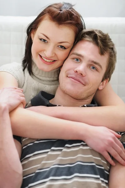 Retrato de amor jovem casal — Fotografia de Stock